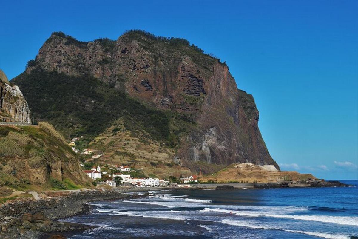 有沙滩和海洋的山