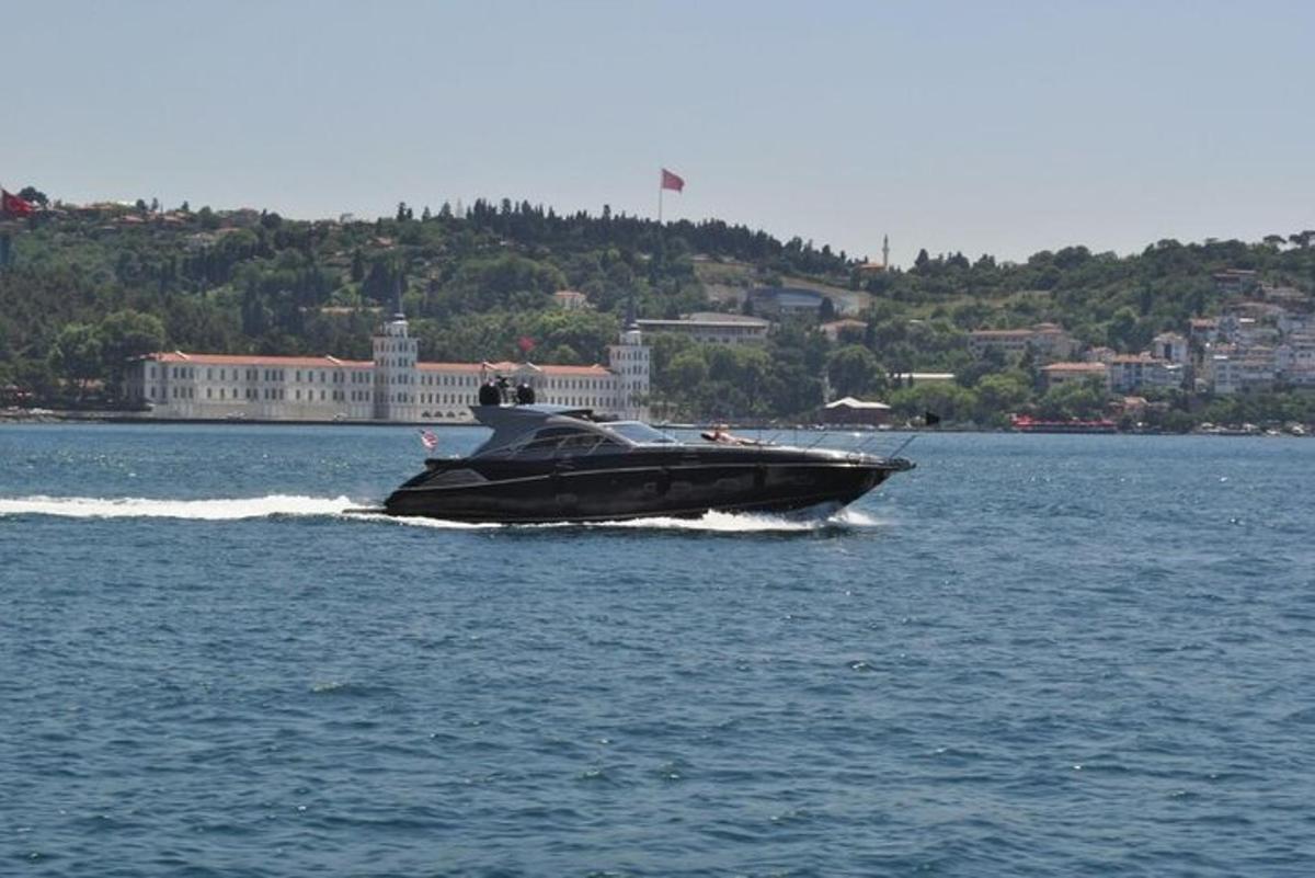 μια βάρκα στη μέση ενός μεγάλου όγκου νερού