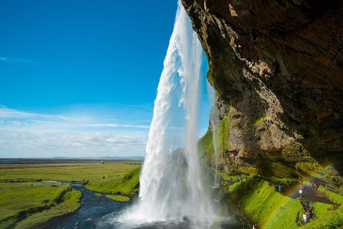una cascata sul fianco di una scogliera
