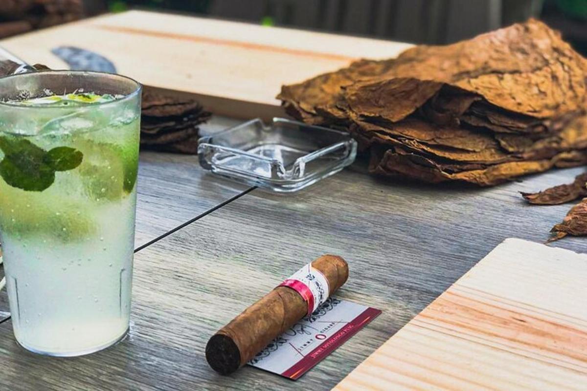 pijača in cigara na mizi