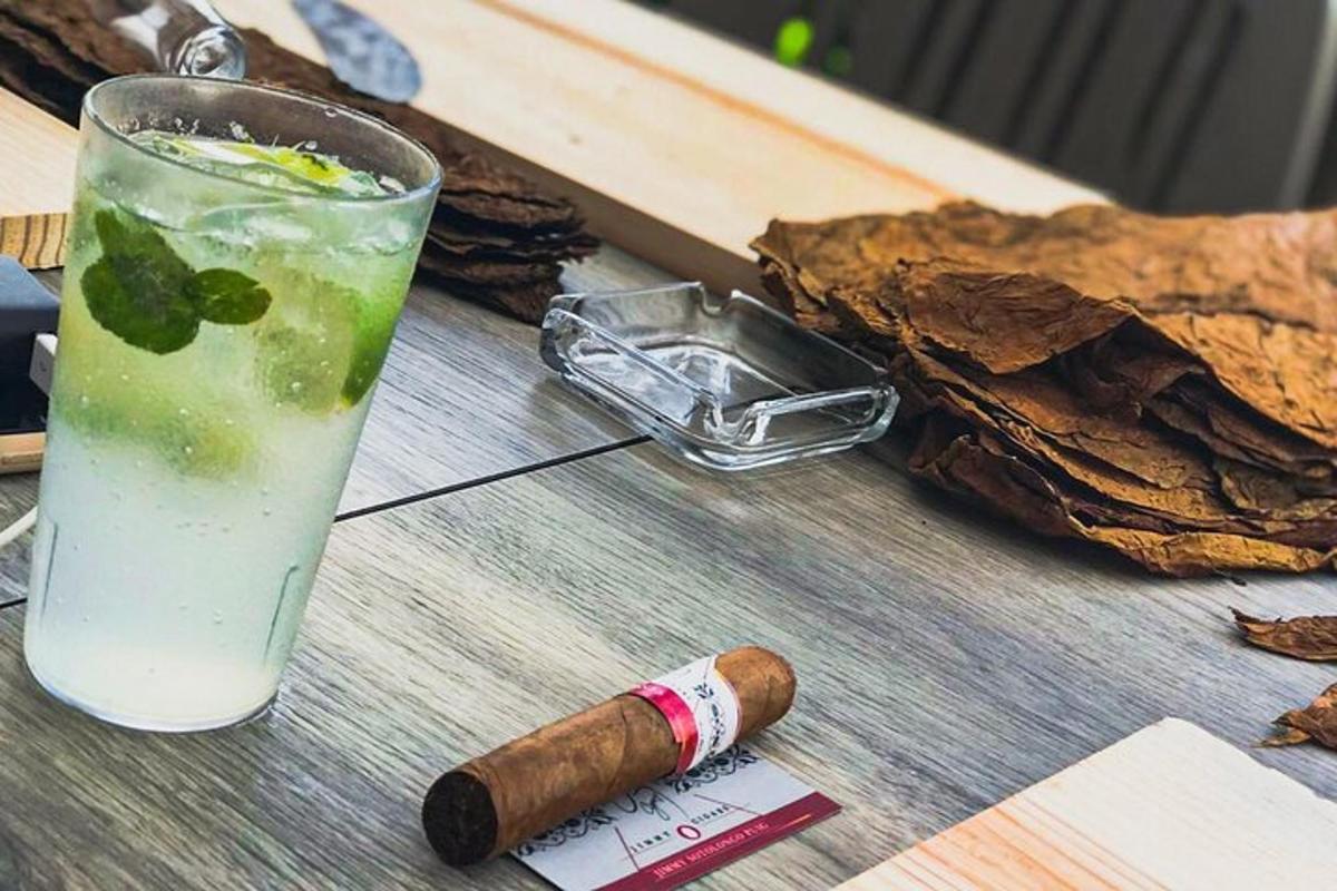 drink s doutníkem a cigaretou