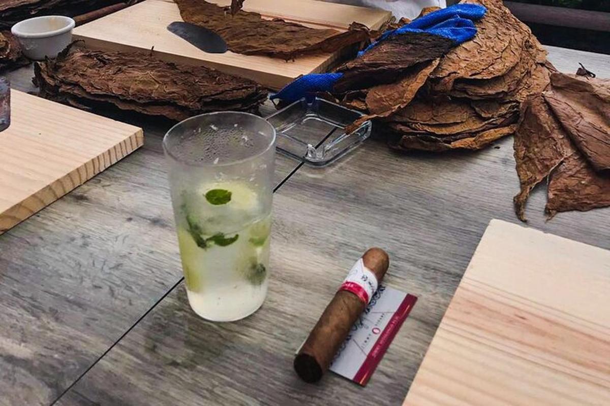 nápoj s limetkou a doutníkem na stole
