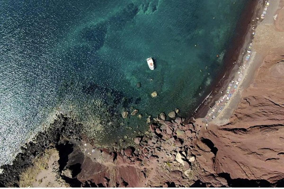 une vue aérienne de l'océan avec un bateau dans l'eau