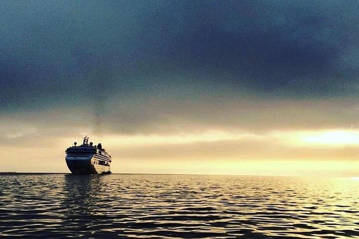 o navă de croazieră în ocean sub un cer înnorat