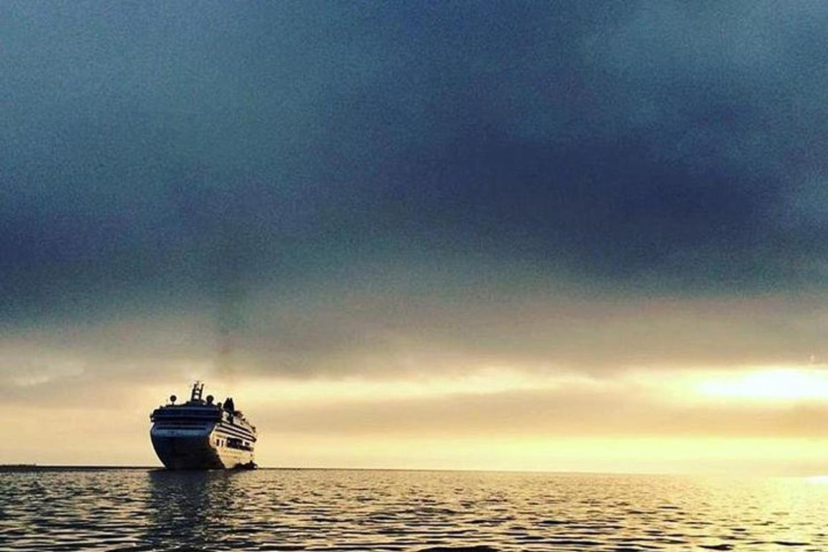 un creuer a l'oceà sota un cel ennuvolat