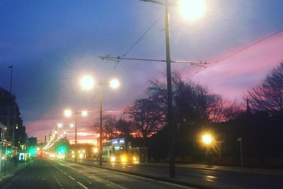 o stradă de oraș cu lumini stradale noaptea