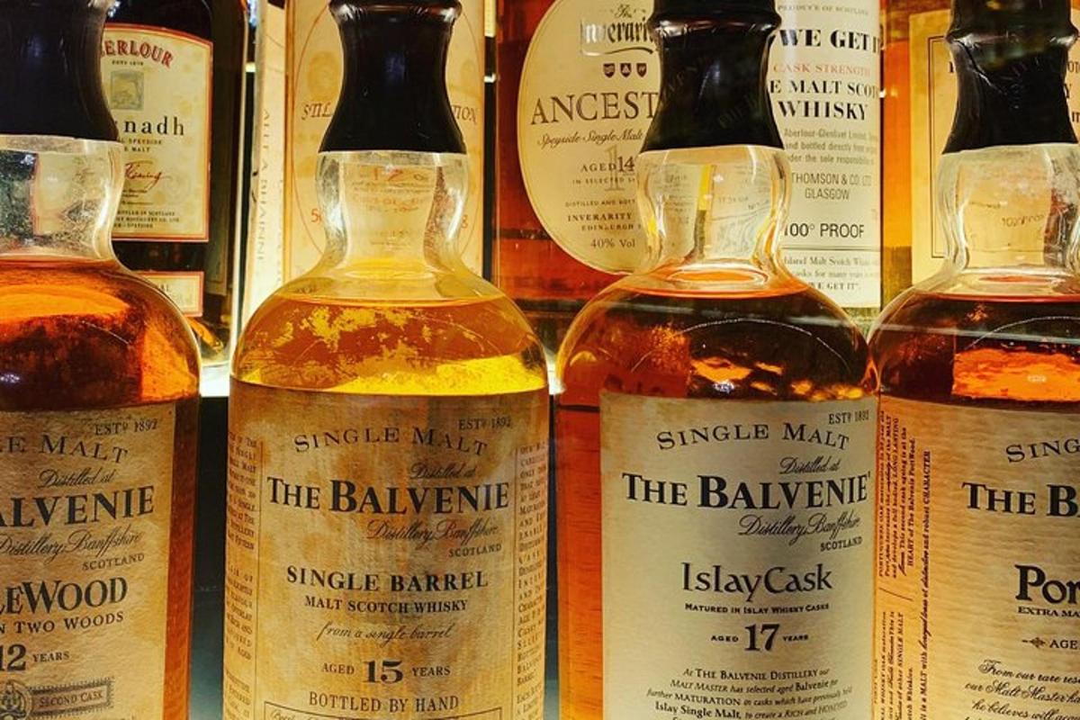 un grup d'ampolles de whisky exposades en una botiga