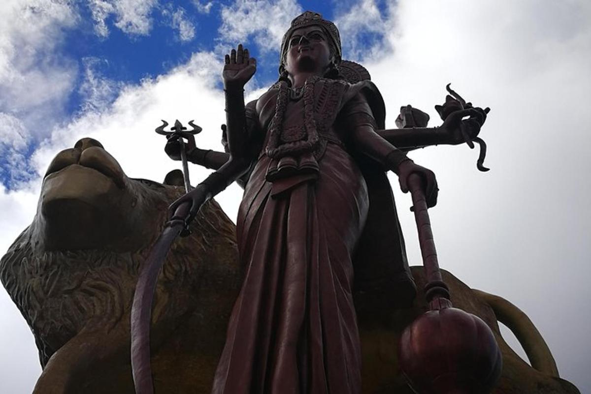 o statuie a unei femei care stă pe un urs