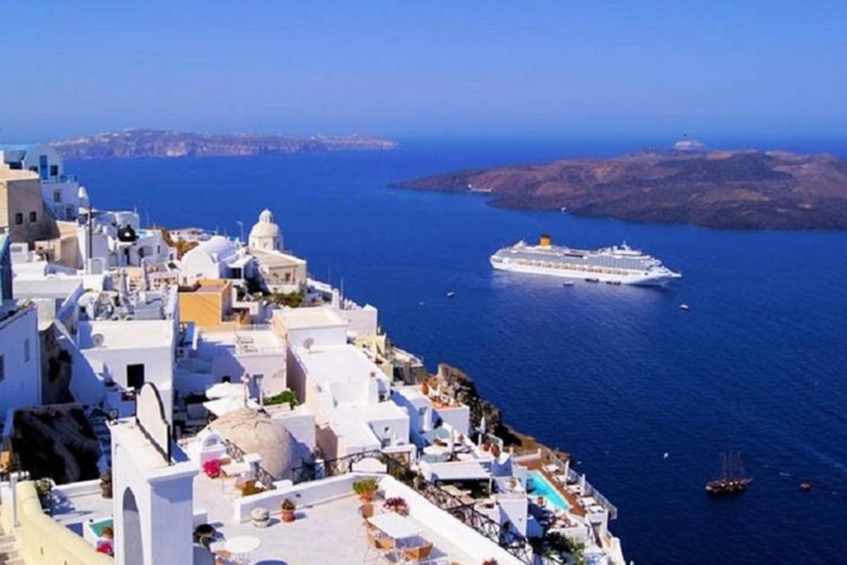 een cruiseschip in een groot waterlichaam
