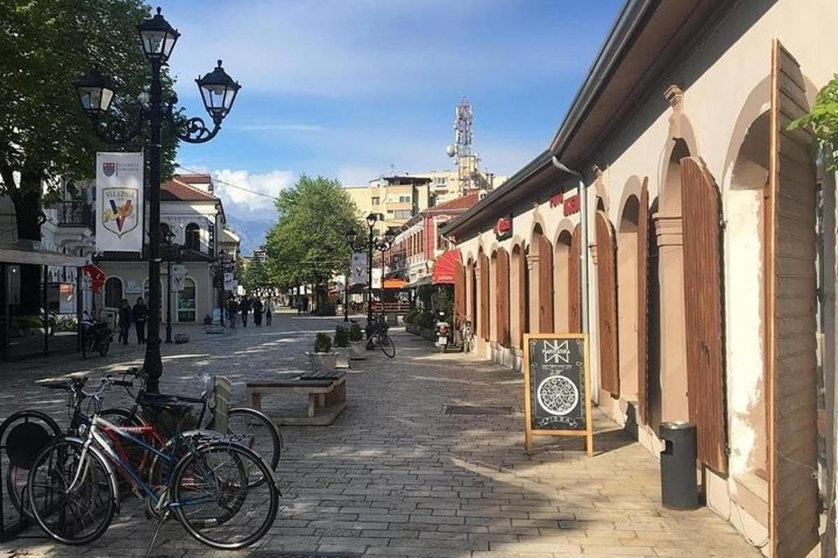 un groupe de vélos garés dans une rue d'une ville
