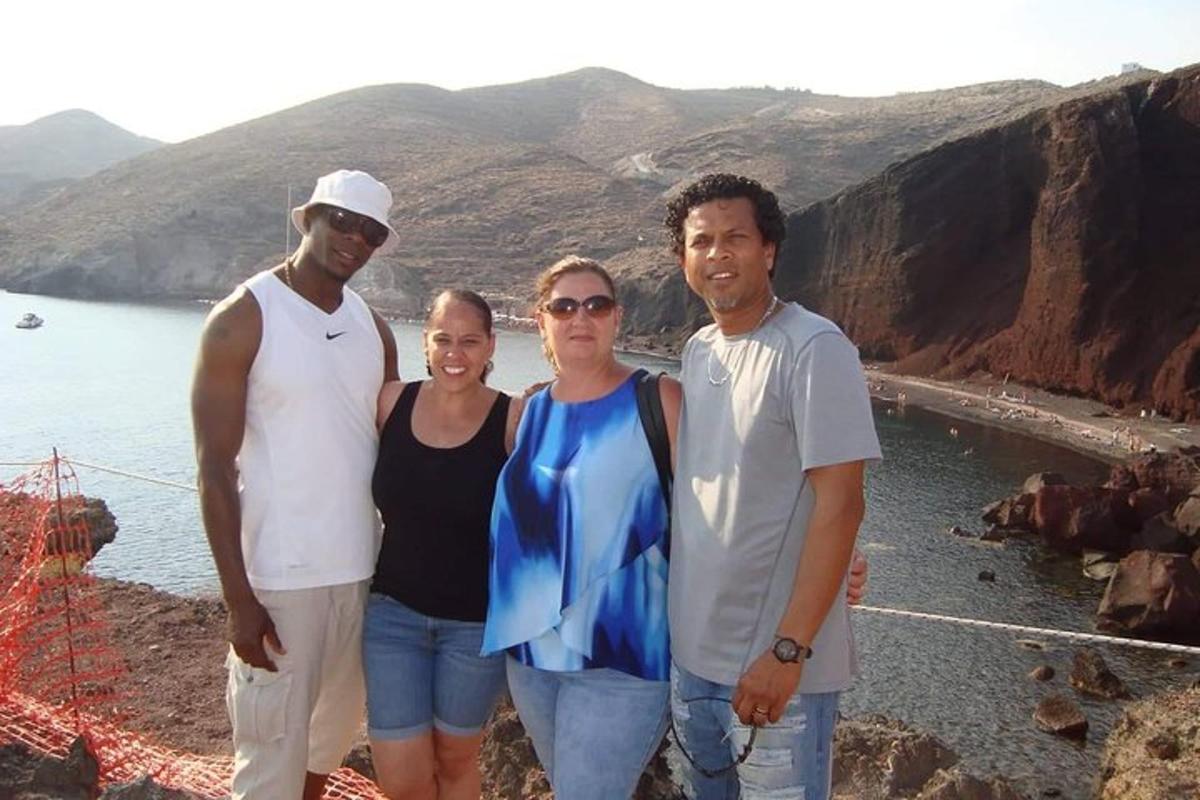 Un grupo de personas de pie en la cima de un acantilado
