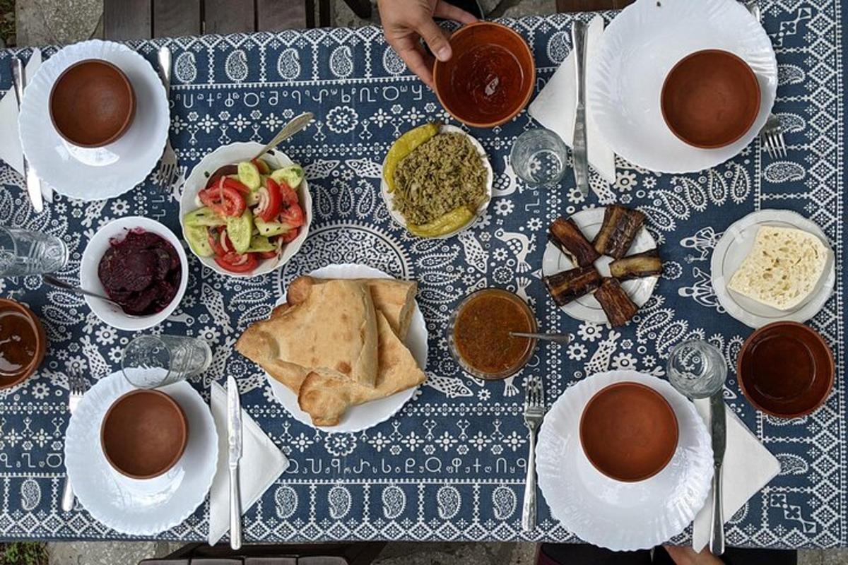 uma mesa azul e branca coberta com pratos de comida