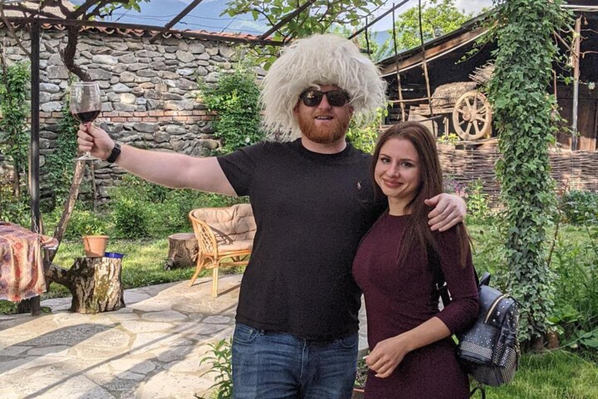 karl og kona halda á vínglasi