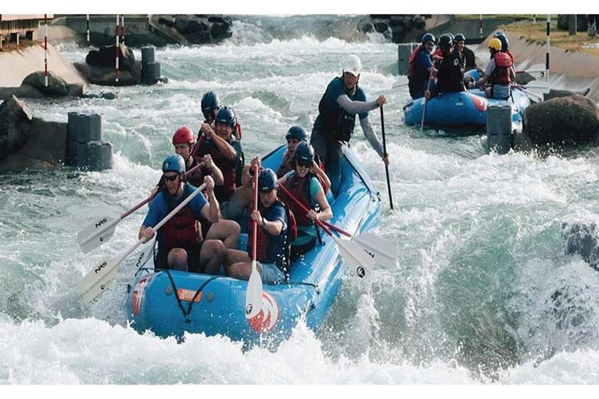 un grup de persones en una bassa a l'aigua