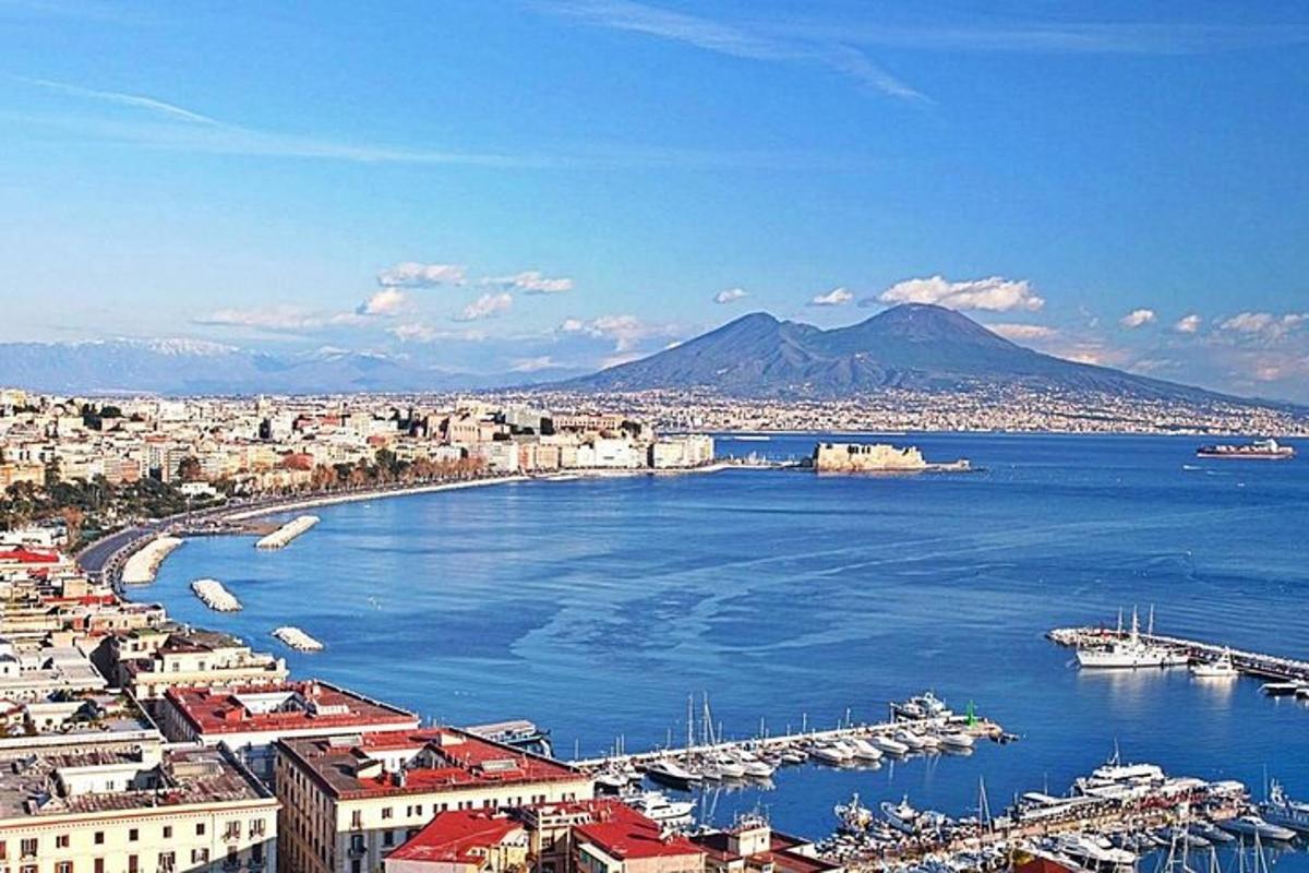 Blick auf eine Stadt mit Hafen und Berg