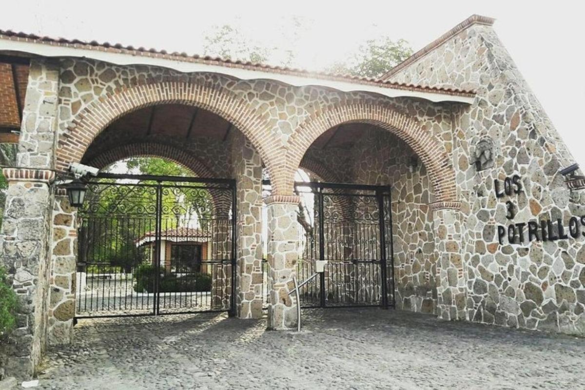 Una entrada a un edificio de piedra con una puerta