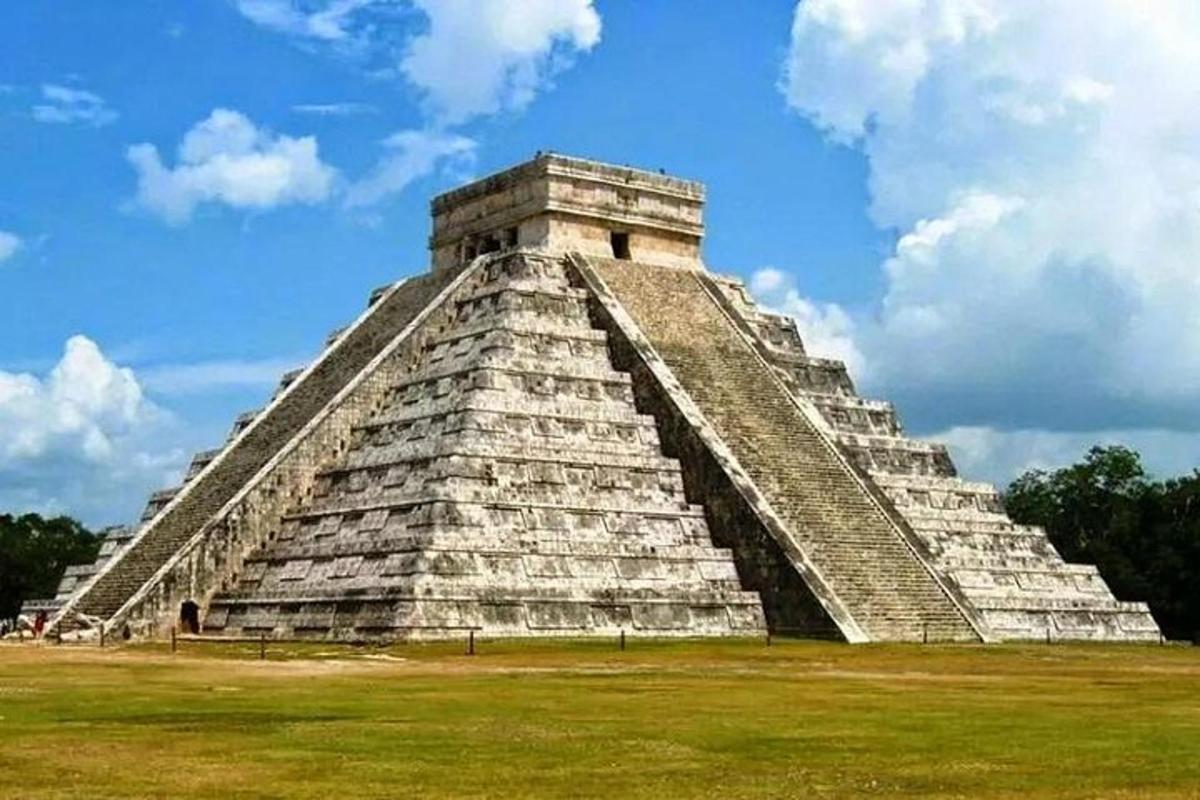una piramide in mezzo a un campo