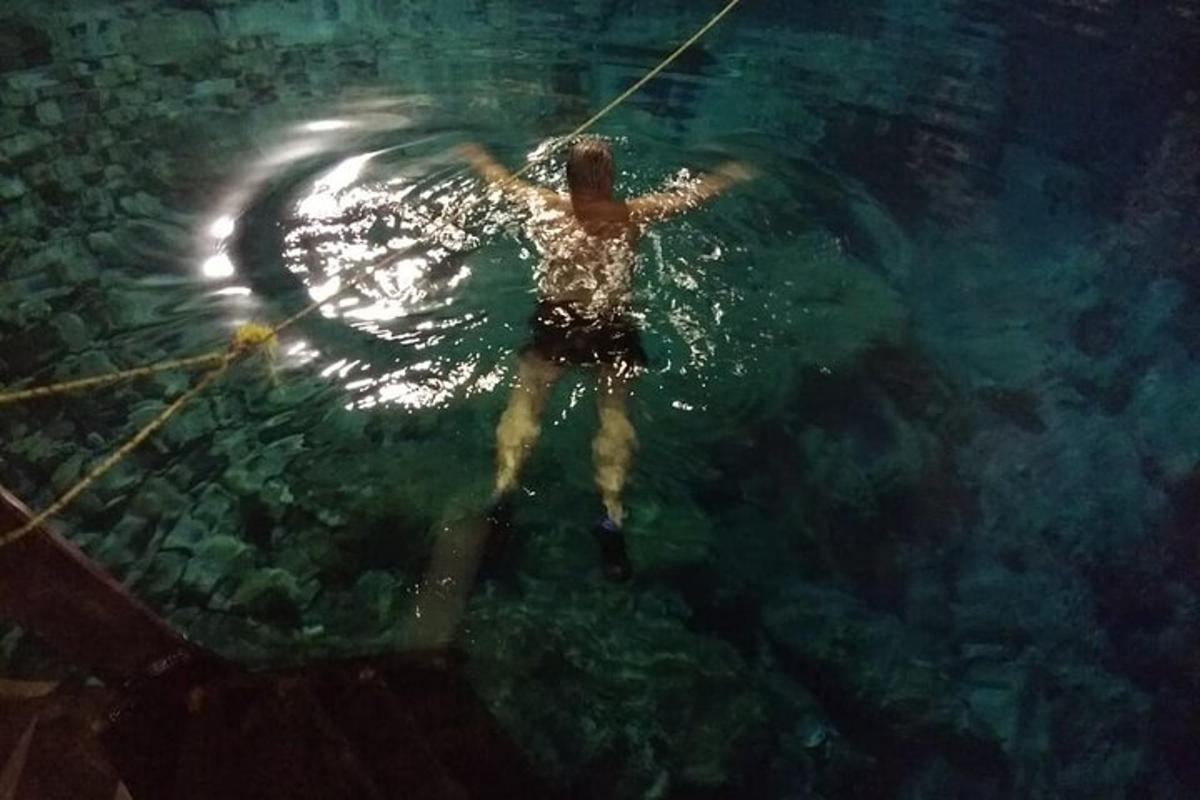 un uomo che galleggia nell'acqua dell'oceano
