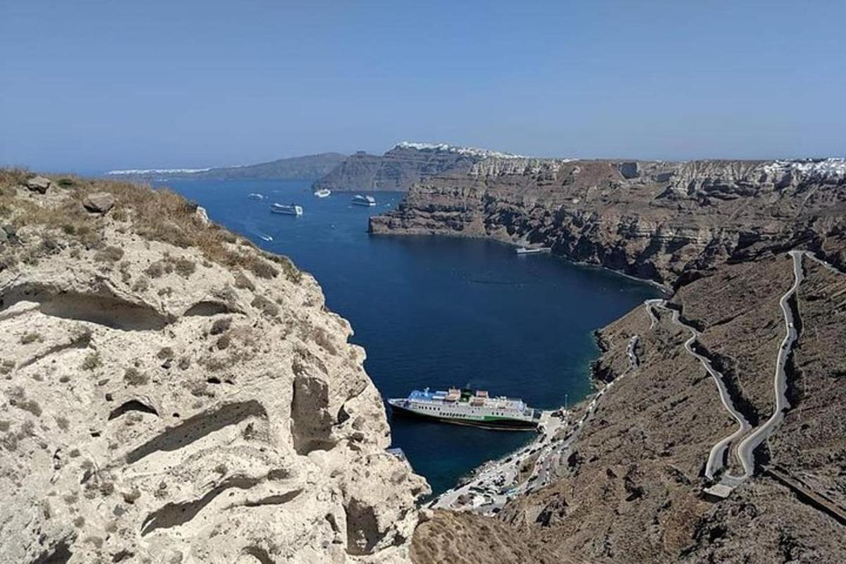 велики чамац у великој воденој површини