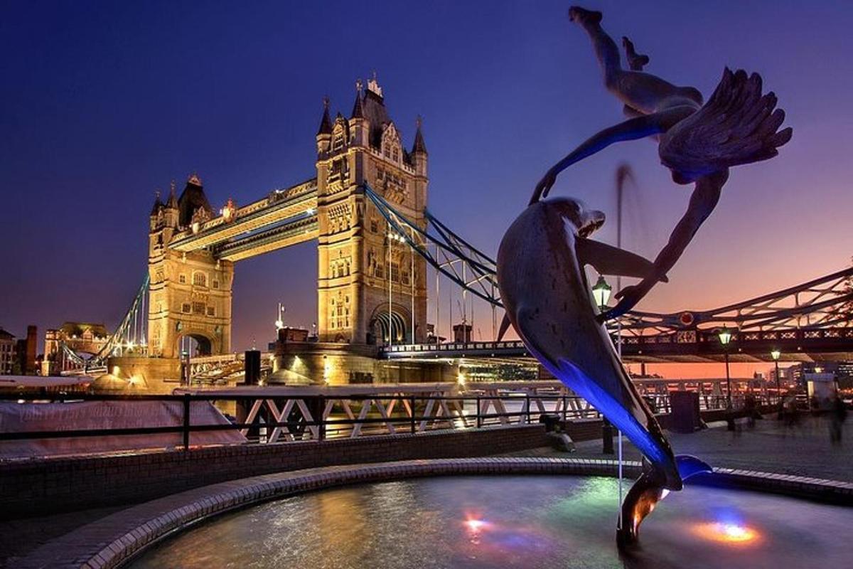 een standbeeld voor de Tower Bridge