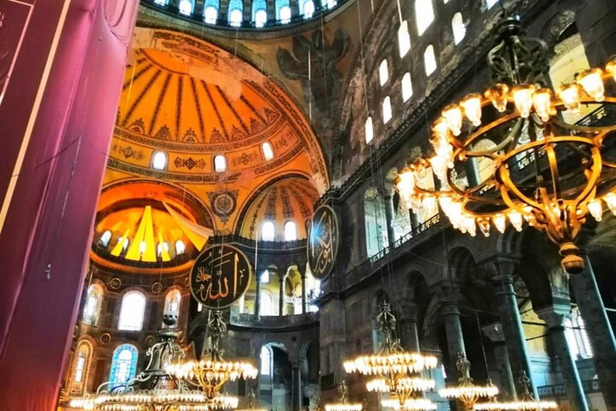 ένα μεγάλο δωμάτιο με πολυελαίους και ένα μεγάλο κτίριο
