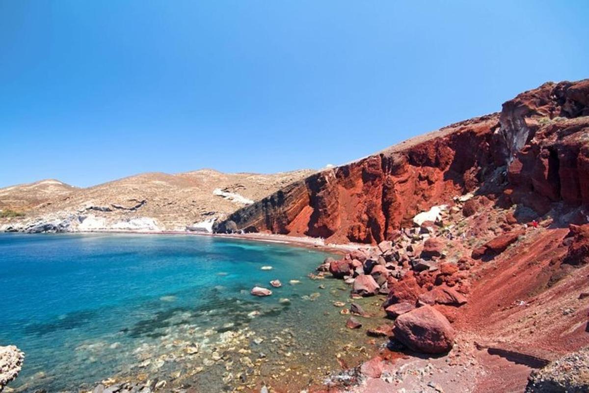 pantai dengan batu merah dan air biru