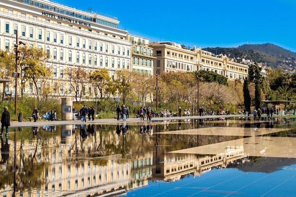 um grande edifício com um reflexo em um lago