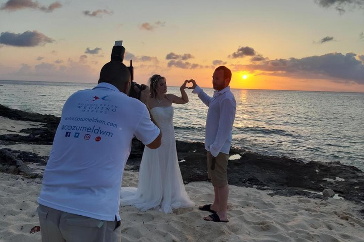 una sposa e uno sposo in piedi sulla spiaggia al tramonto