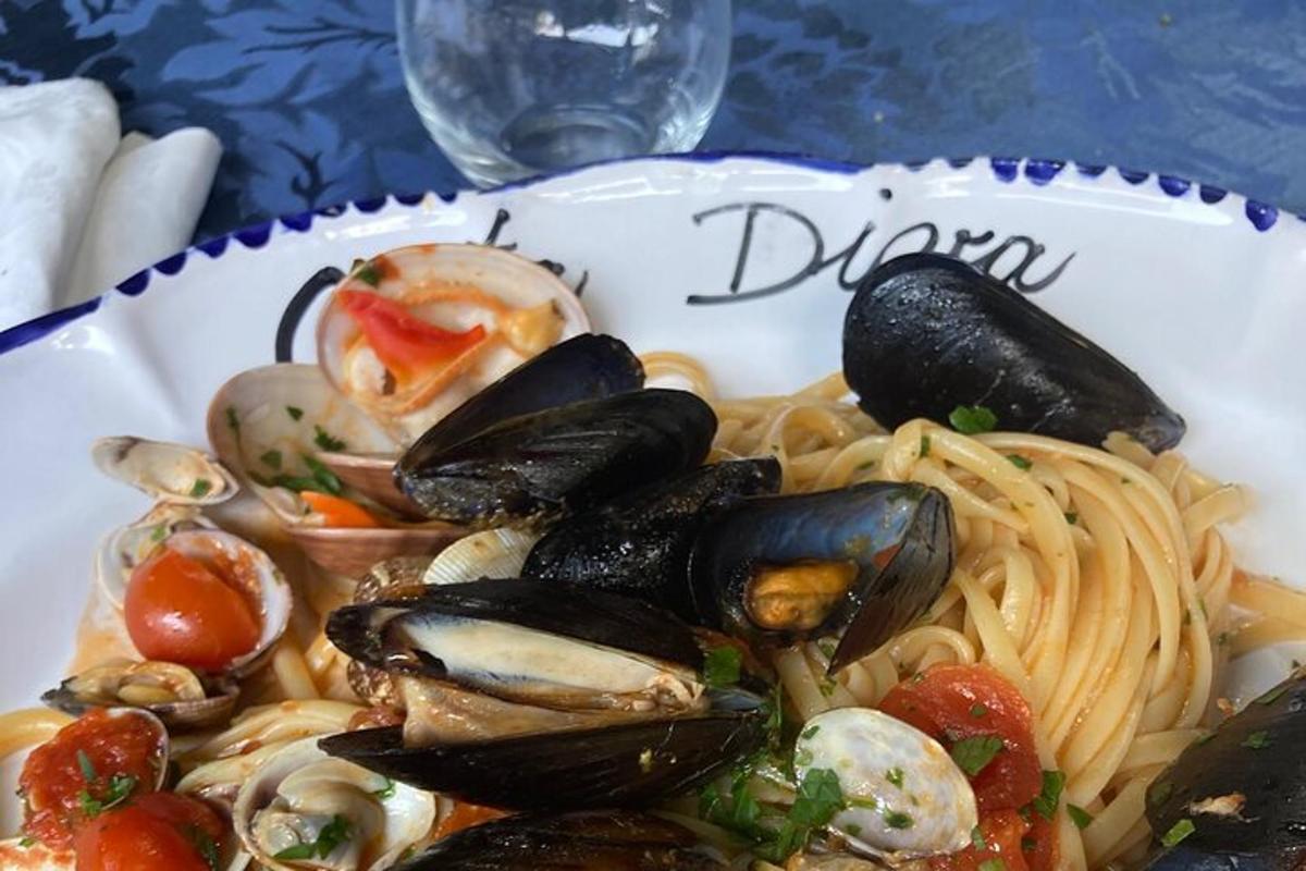 en tallerken med pasta med blåskjell og sjømat på