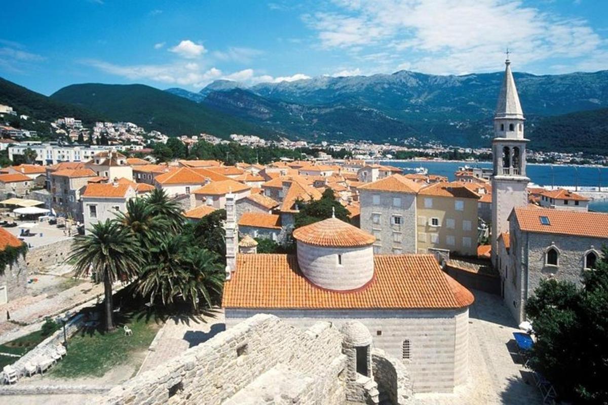 Una vista de una ciudad con una torre y una iglesia.