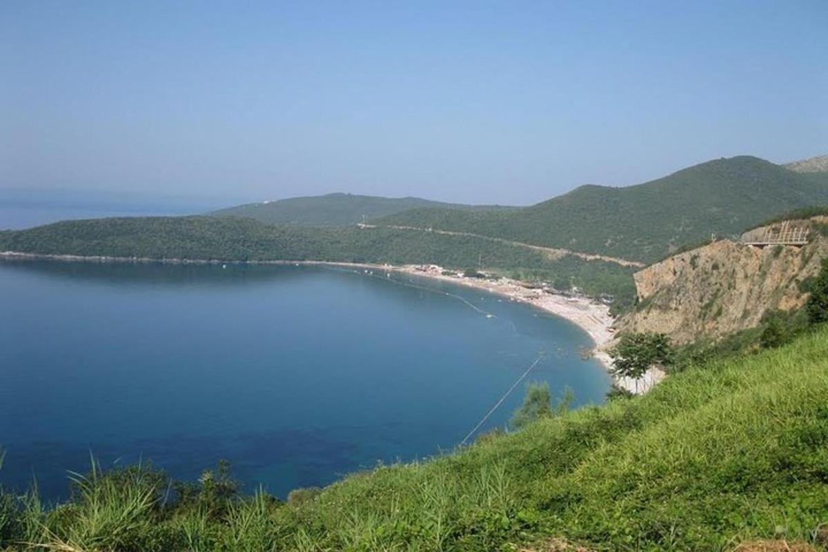 μια παραλία στην πλαγιά ενός λόφου