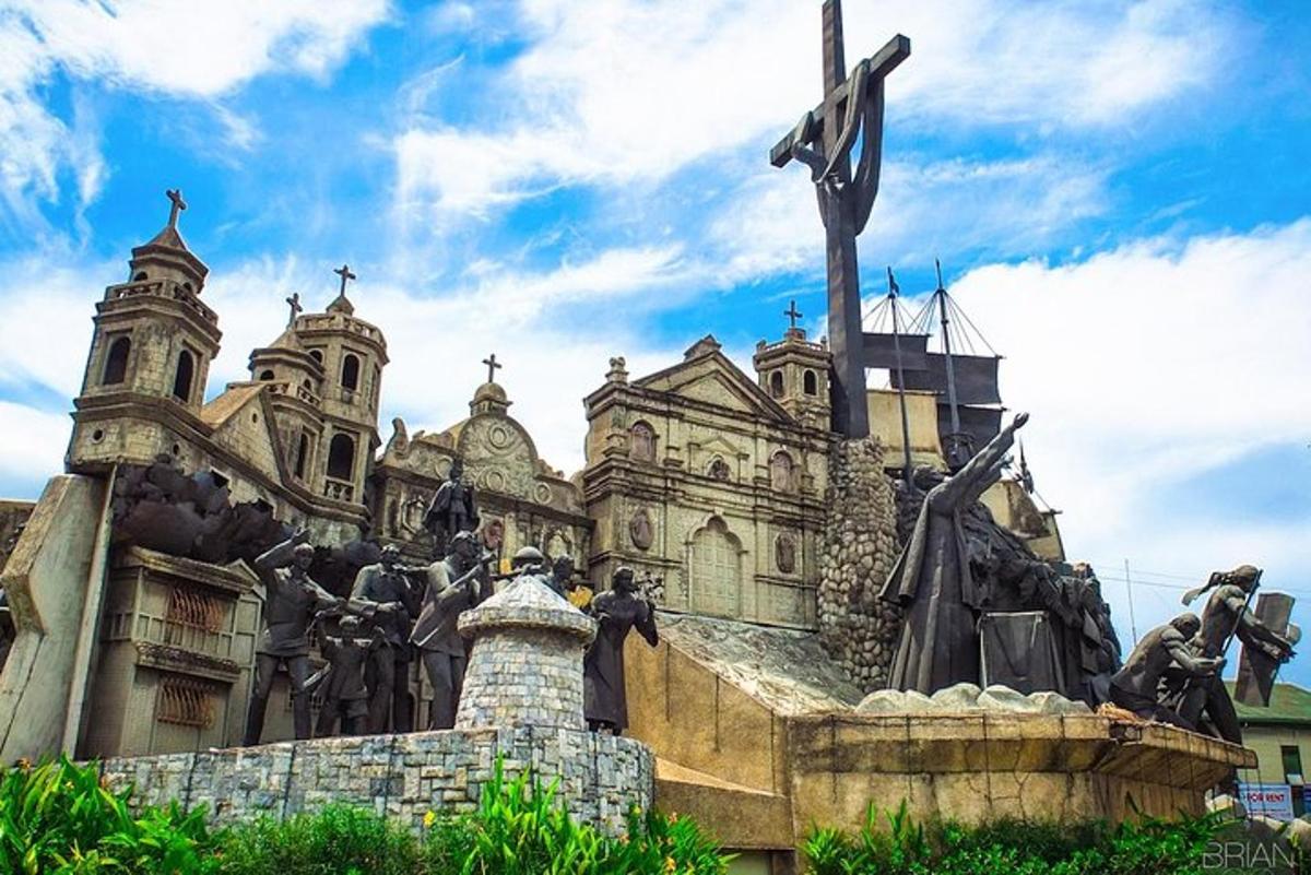 статуя хреста перед церквою