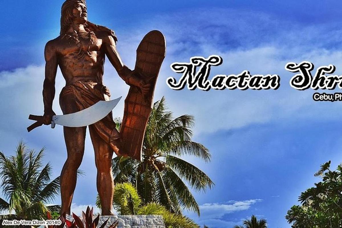 статуя чоловіка, який тримає дошку для серфінгу