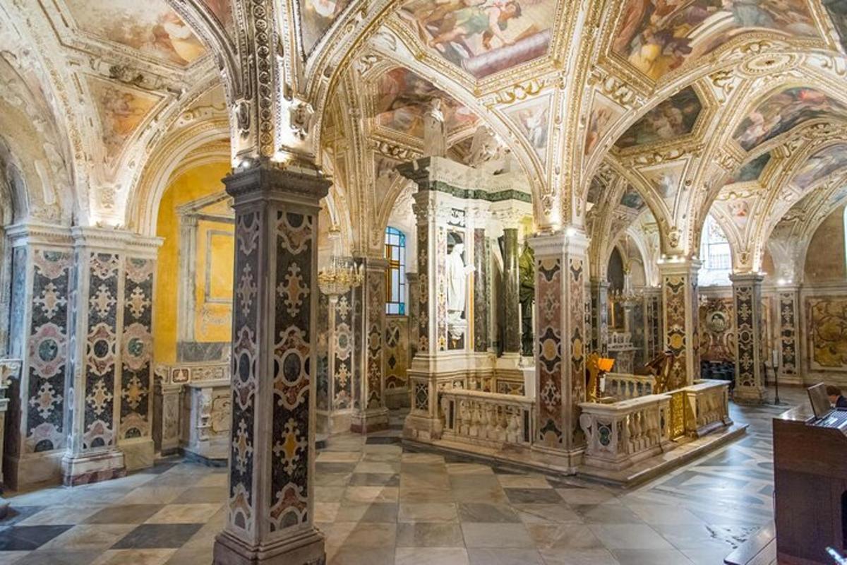 velika soba z bogato okrašenimi stropi in velikim oltarjem