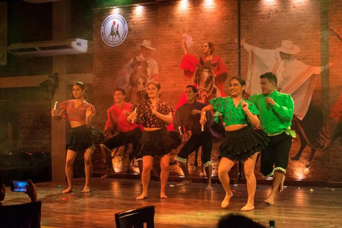 un grup de persones ballant en un escenari