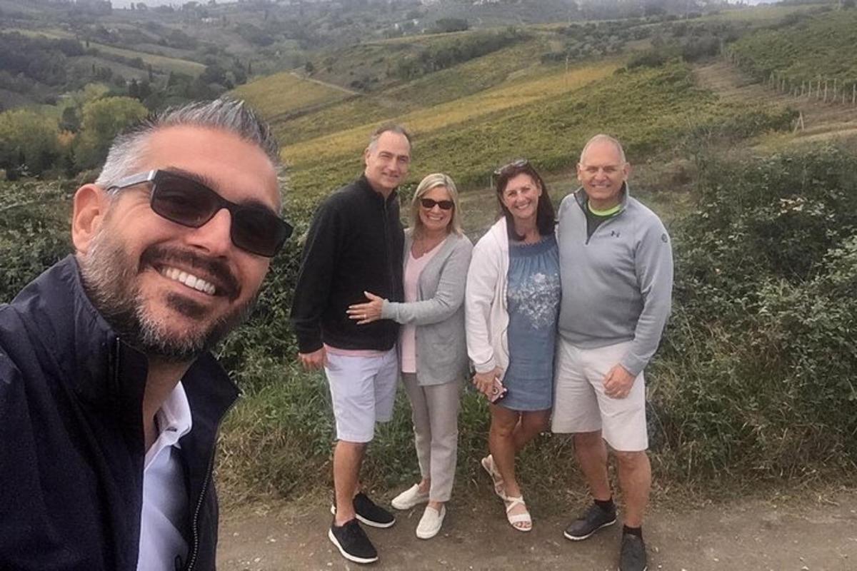 skupina lidí pózujících pro fotografii na kopci