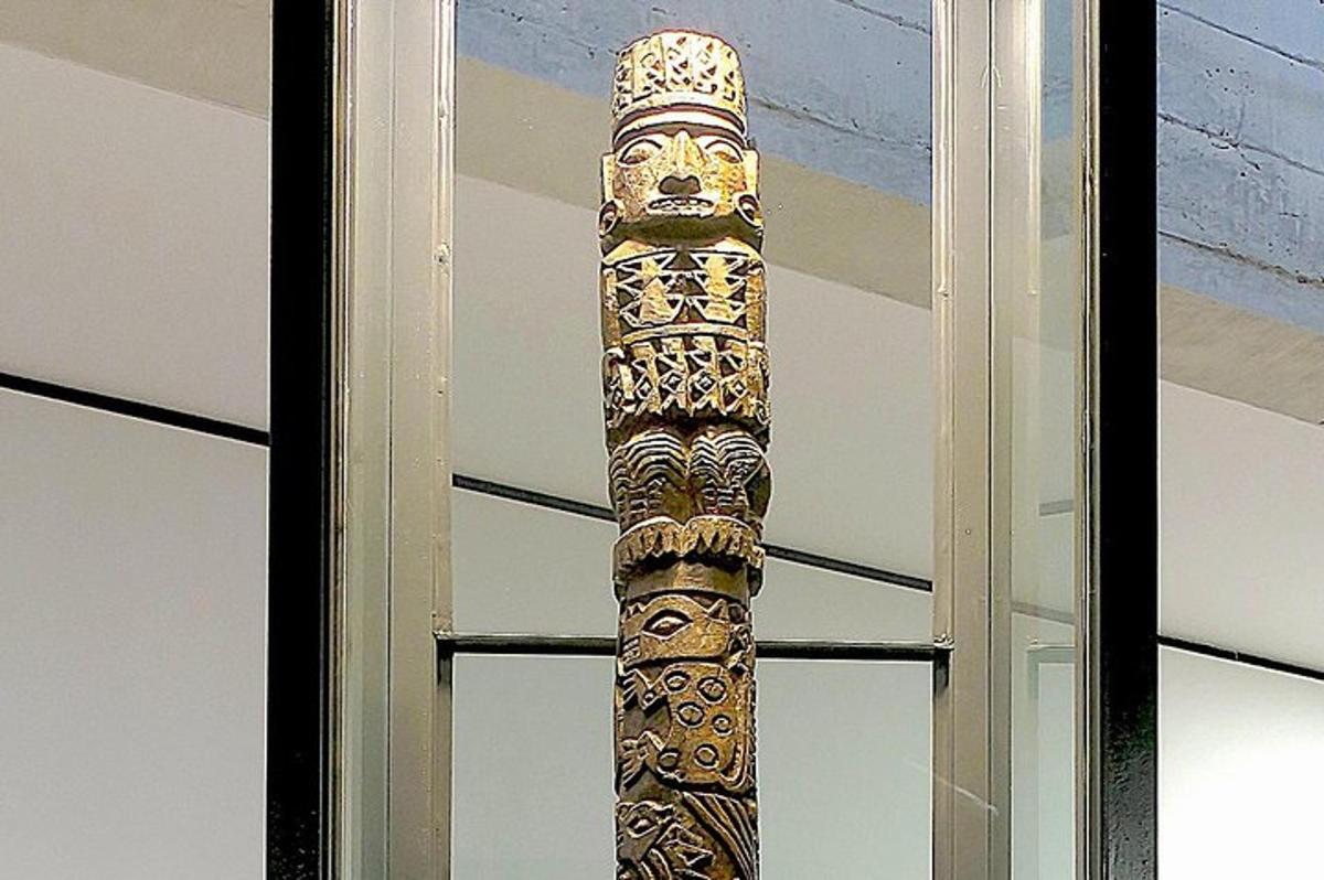 một cột totem nhô ra khỏi cửa kính