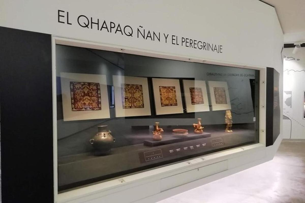 una vitrina en un museu amb gerros exposats