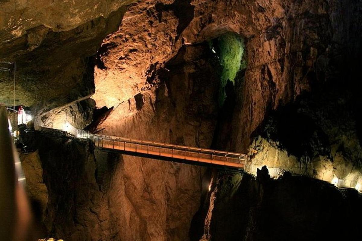 μια σήραγγα σε μια σπηλιά με μια γέφυρα μέσα
