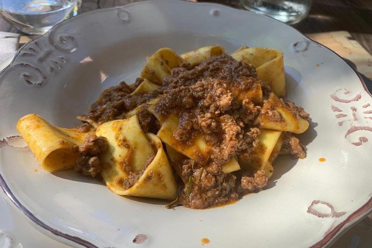 un plato de pasta con carne encima