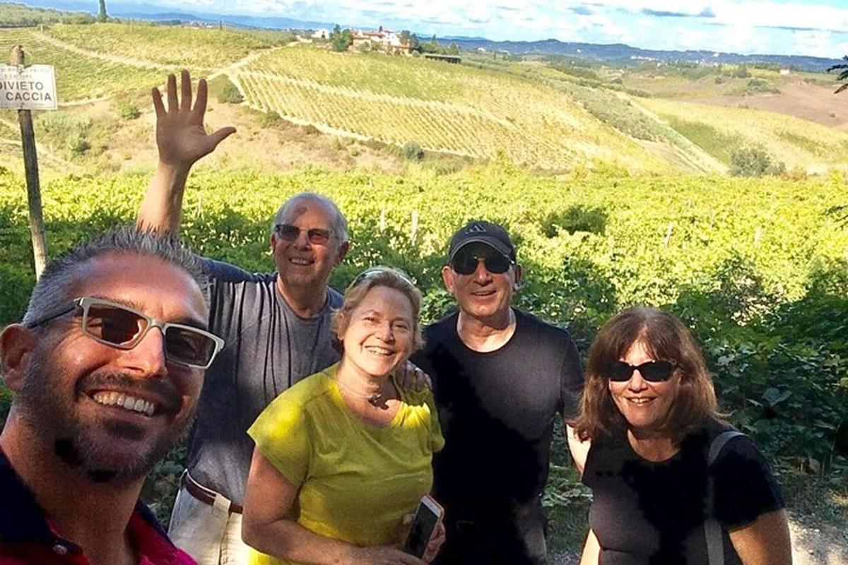 skupina lidí pózujících pro fotografii ve vinici