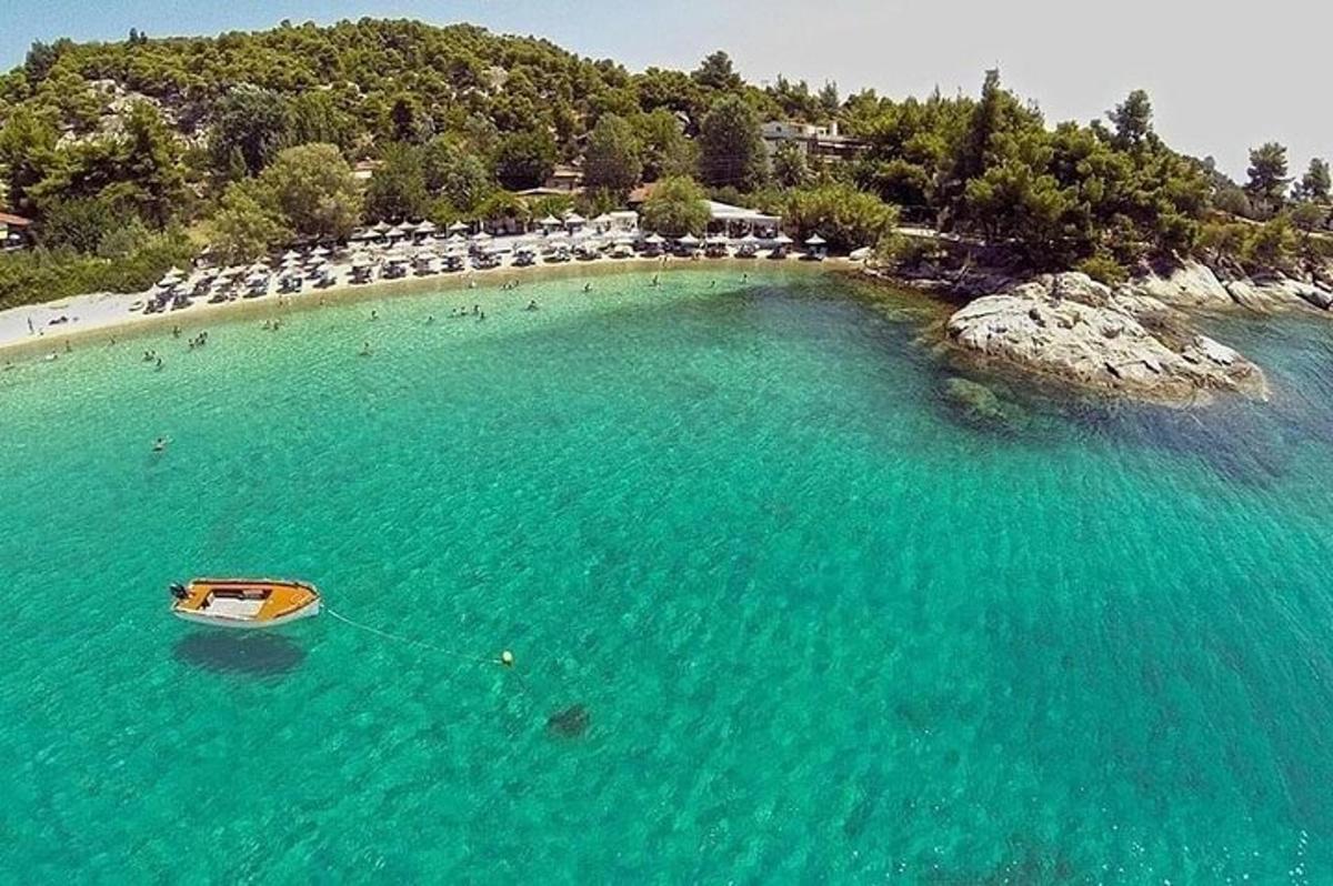 una barca gialla in mezzo a un grande specchio d'acqua
