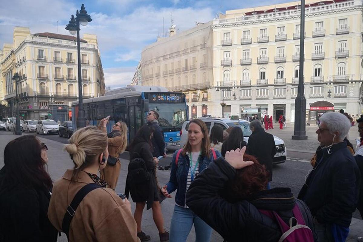 eine Gruppe von Menschen, die darauf warten, in einen Bus einzusteigen