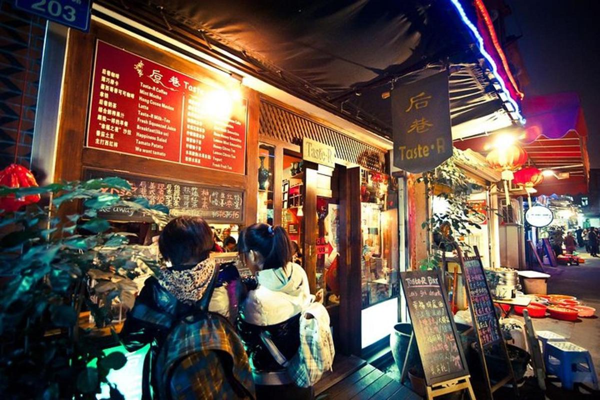 晚上，两个女孩坐在商店橱窗里