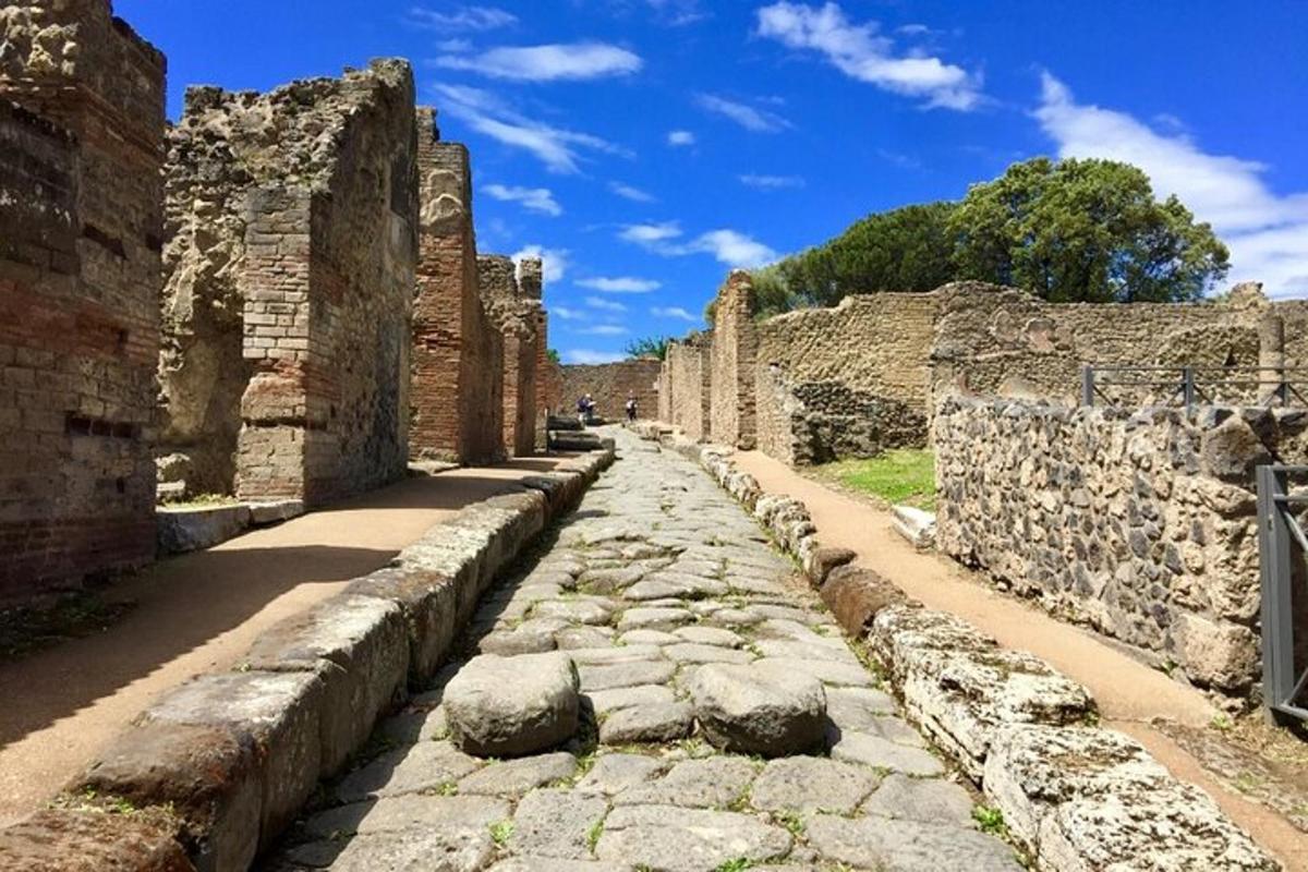 una calle en las ruinas de un edificio