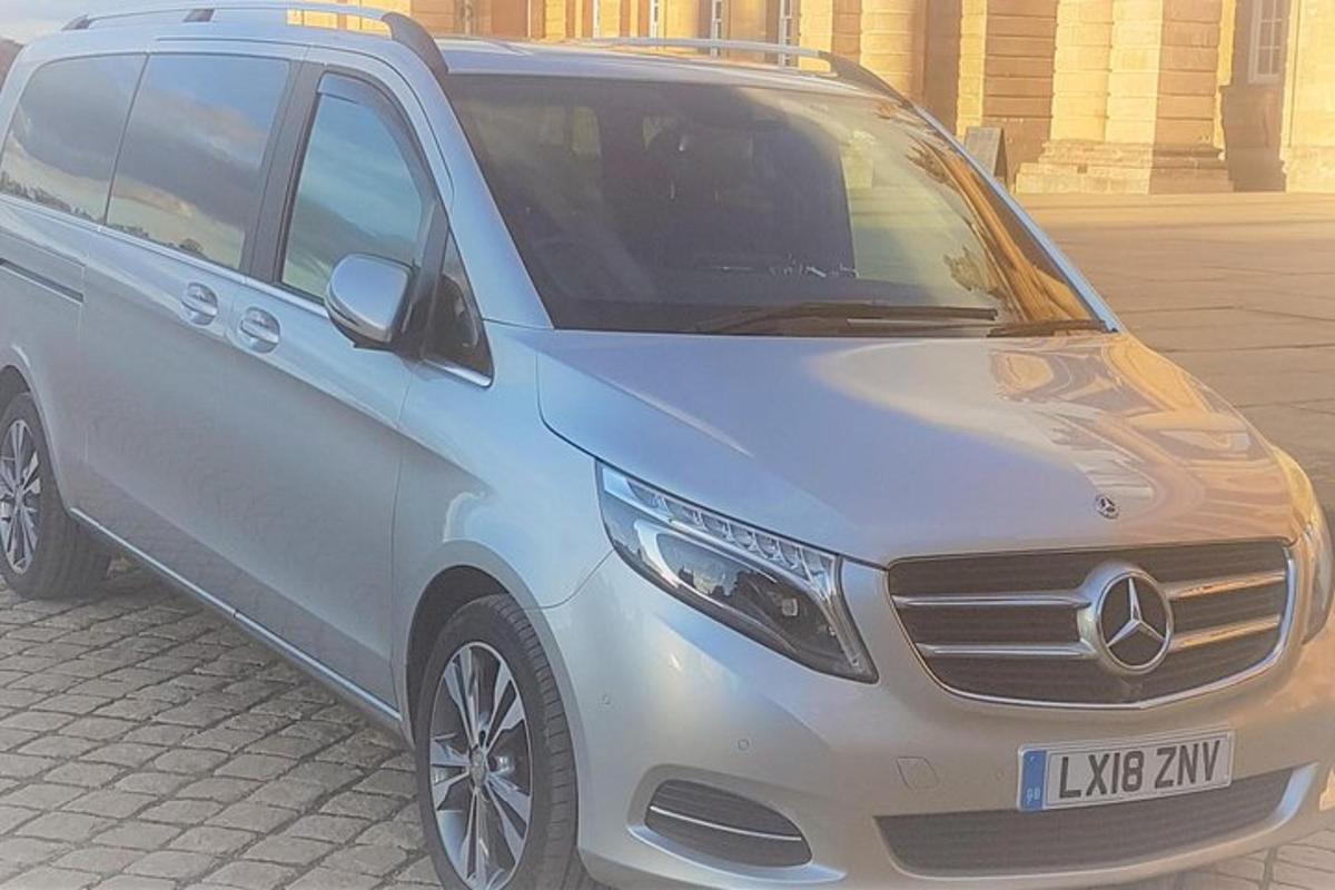 srebrn mercedes benz SUV parkiran na ulici