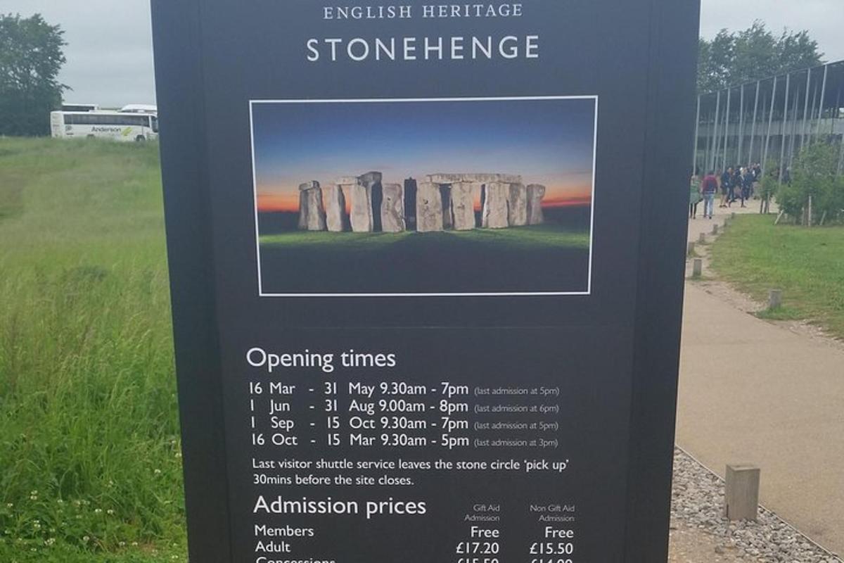 značka Stonehenge na poli