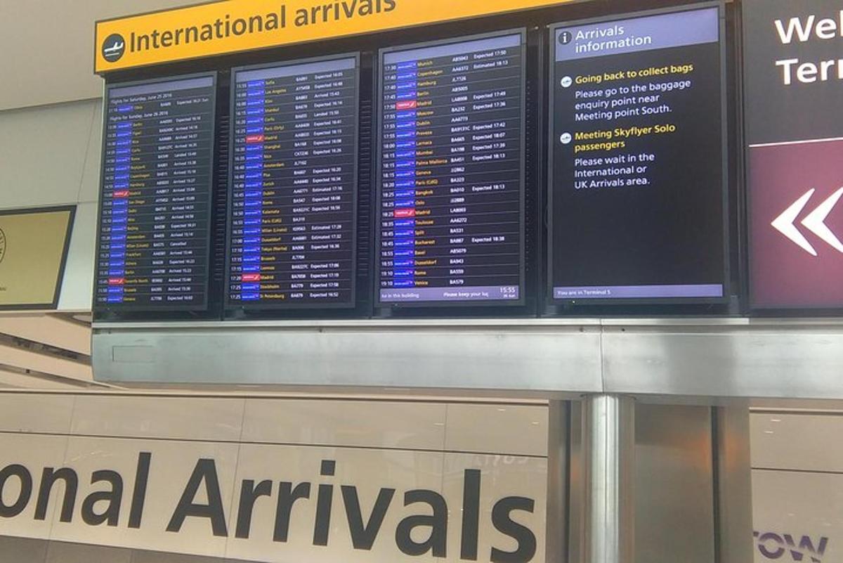 letališki terminal z odhodno tablo na letališču
