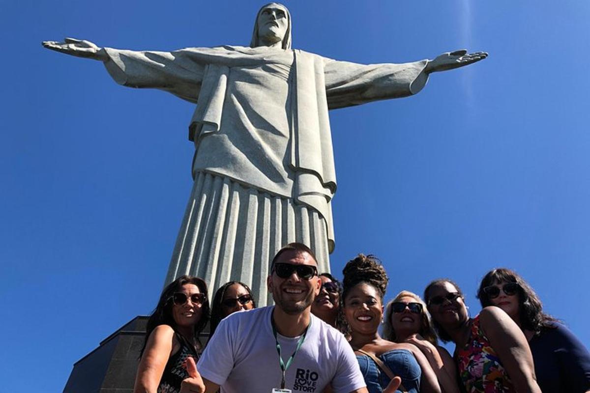 un gruppo di persone in piedi davanti al Cristo Redentore