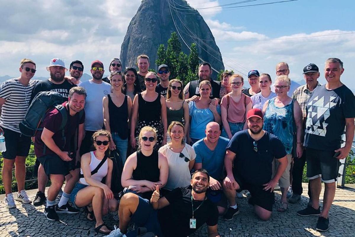 un gruppo di persone in posa per una foto davanti a una roccia